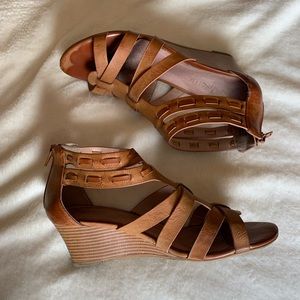 Low wedge strappy tan sandals